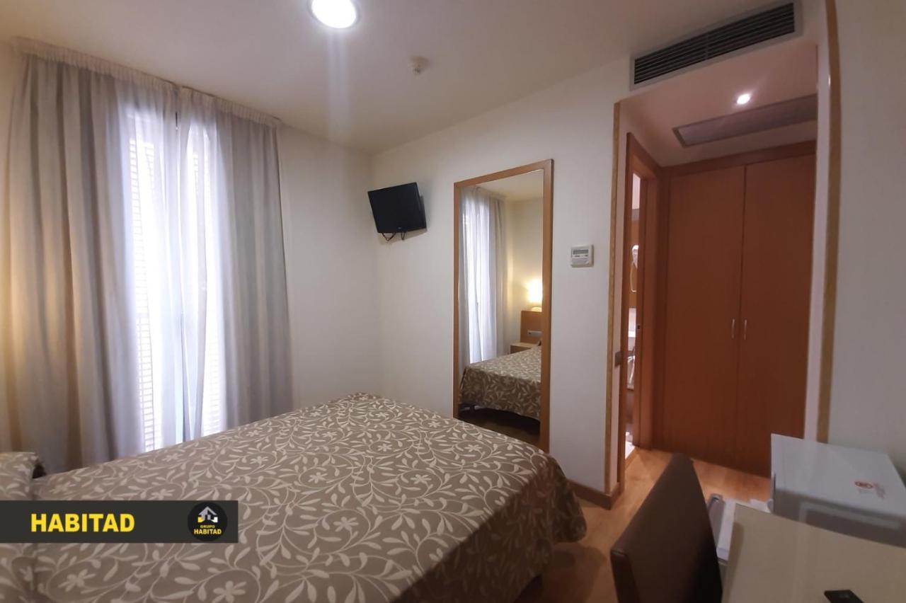 Hostal Rambla Sant Boi de Llobregat Dış mekan fotoğraf